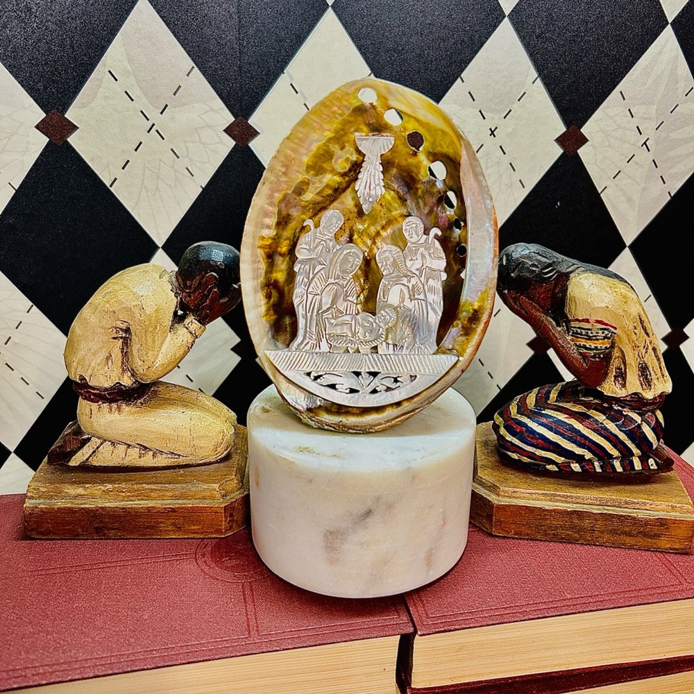 Mother-of-Pearl Nativity Scene Shell – Hand-Carved Sacred Elegance| Abalone - Picture 15 of 16